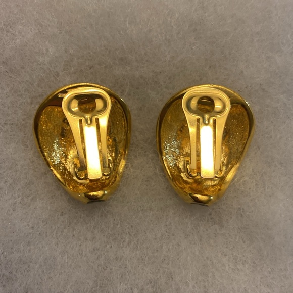 💜Vintage Gold Tone Enamel High End Designer runway clip on earrings - Picture 5 of 5
